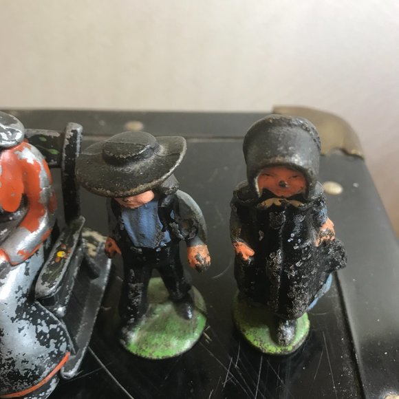 Vintage Cast Iron Toys Horse Drawn Wagon & Fireman & Amish Figurines - Picture 7 of 12